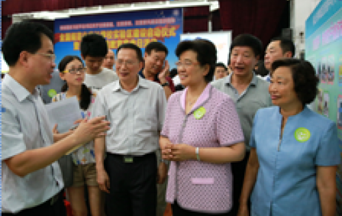 “创建全国规范化家长学?！惫嫦钅科舳鞘? title=