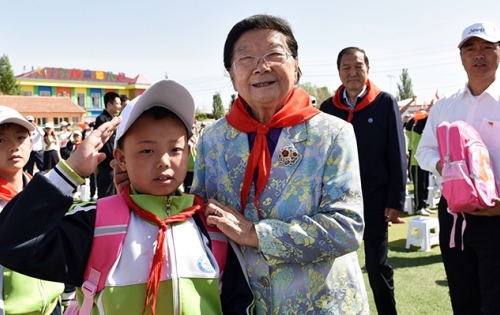 六一慰问送温暖，真情关怀暖童心