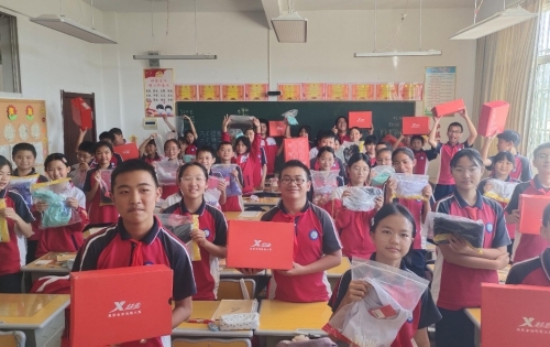 中国下一代教育基金会爱起航公益项目为云南学子捐赠爱心运动装备