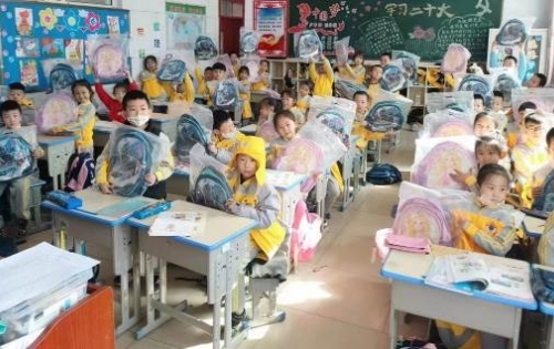 中国下一代教育基金会爱起航公益项目向察右前旗、太仆寺旗的孩子们捐赠文具包